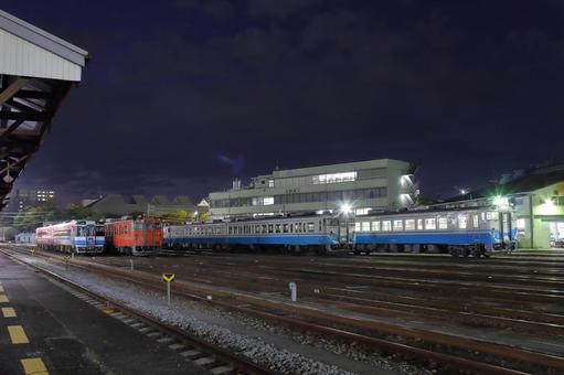 徳島運転所で佇む国鉄型気動車たち jr,jr四国,徳島運転所の写真素材