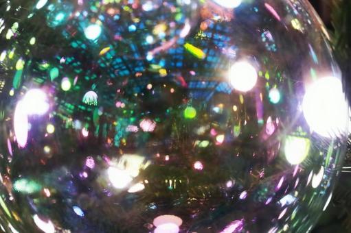 透明な球体に反射したイルミネーション ガラス玉,自然,イメージの写真素材