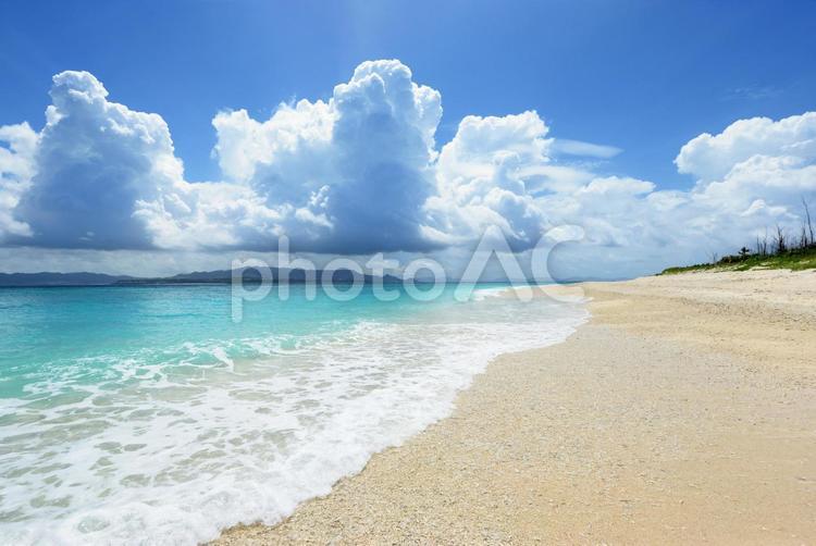 美しい沖縄のビーチと夏空 海,沖縄,自然の写真素材