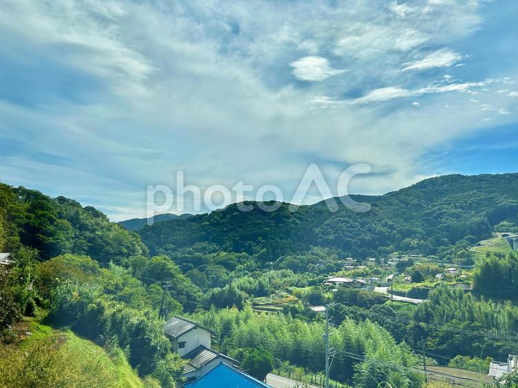 高台からの景色 バック,山脈,空気がきれいの写真素材