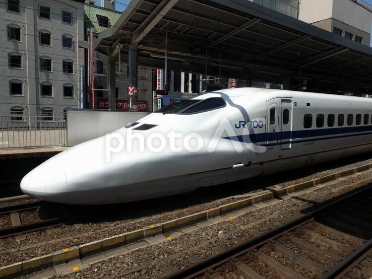 駅ホームと新幹線Ｎ７００系 駅ホーム,新幹線,鉄道の写真素材