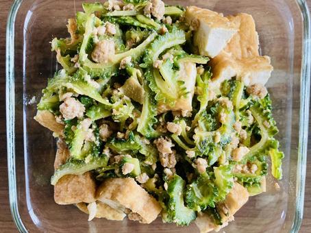 ゴーヤーと厚揚げの炒め物 ゴーヤーと厚揚げの炒め物 ゴーヤー,にがうり,ツルレイシの写真素材
