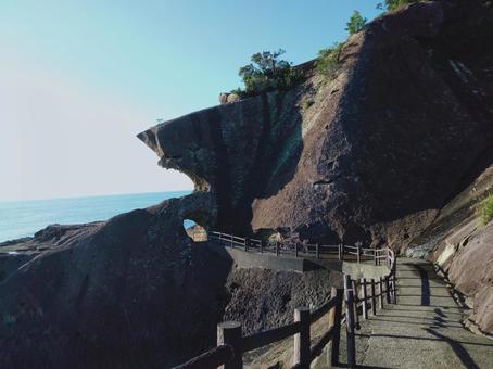 海岸沿いにある崖が芸術的の写真