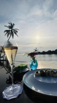 最高級の海を眺めながら乾杯 最高級の海を眺めながら乾杯の写真