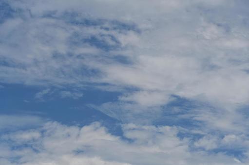 青い空と薄く広がる白い雲 青い空と薄く広がる白い雲の写真