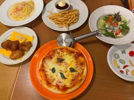 レストランメニュー ピザ,唐揚げ,ポテトフライの写真素材