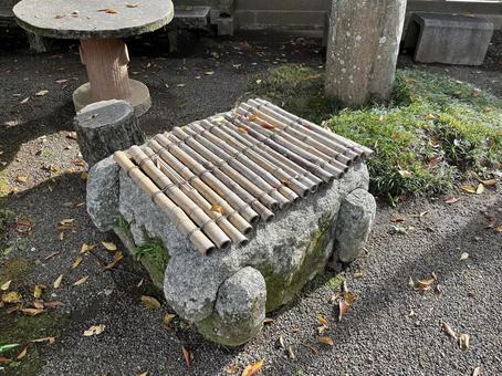 竹の井戸蓋のある古井戸（飯能市・能仁寺） 古井戸,井戸枠,井戸蓋の写真素材