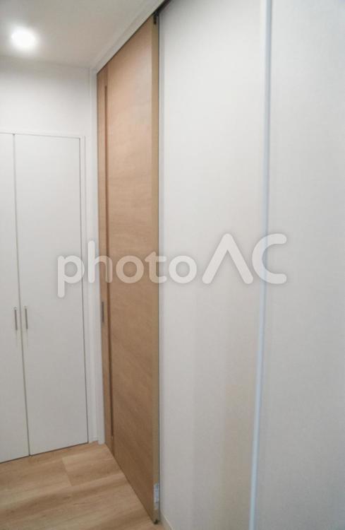 上吊り引き戸とデイリークローゼット 天井,上吊り引き戸,屋内の写真素材