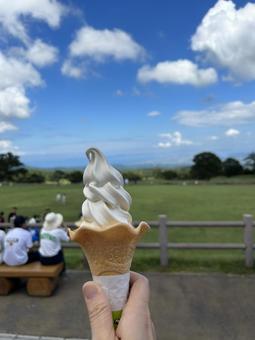牧場とソフトクリーム 牧場とソフトクリームの写真