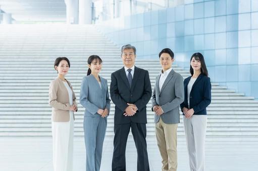 並んで立つビジネスパーソン 並んで立つビジネスパーソン ビジネスマン,ビジネスウーマン,笑顔の写真素材