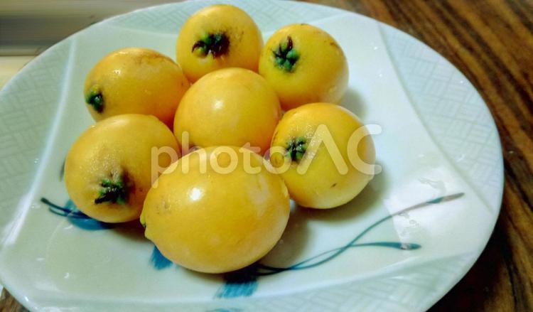 皿に盛られたびわの実 びわ,食べ物,皿の写真素材