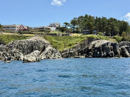 横から見た東尋坊 遊覧船からの景色 横から見た東尋坊 遊覧船からの景色 断崖絶壁,柱状節理,観光の写真素材