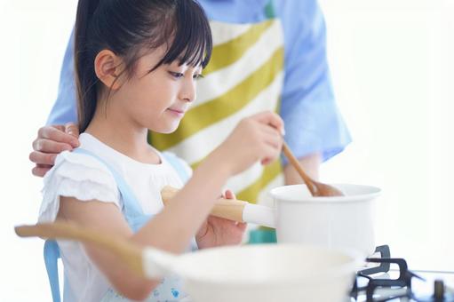 朝食の準備をする親子のクッキングシーン 女の子,鍋,混ぜるの写真素材