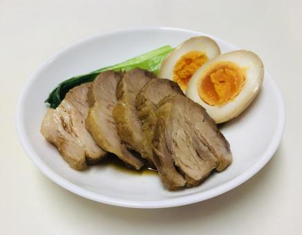 煮豚と味付け玉子青梗菜添え 煮豚,料理,豚肉の写真素材