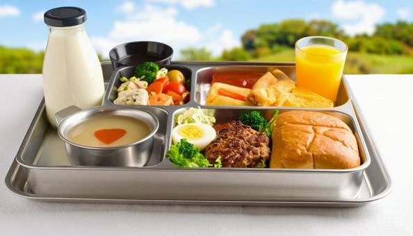 給食イメージ アルミのお盆の上 給食イメージ アルミのお盆の上の写真
