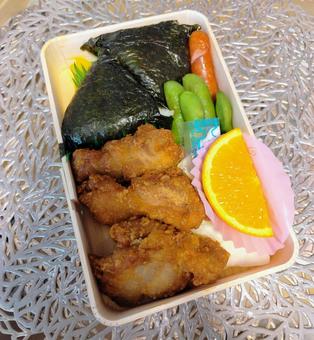 おむすびと唐揚げのお弁当 おむすびと唐揚げのお弁当 お弁当,弁当,おむすびの写真素材