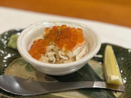 蟹とイクラの小丼 いくら,イクラ,プチプチの写真素材