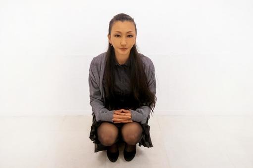 しゃがむ女性_正面 しゃがむ女性_正面 女性,日本人,しゃがむの写真素材