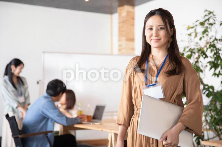 ノートパソコンを持つビジネスウーマン ビジネス,女性,ビジネスウーマンの写真素材