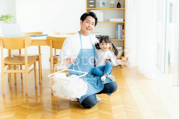 家事をするお父さん 家事,お父さん,笑顔の写真素材