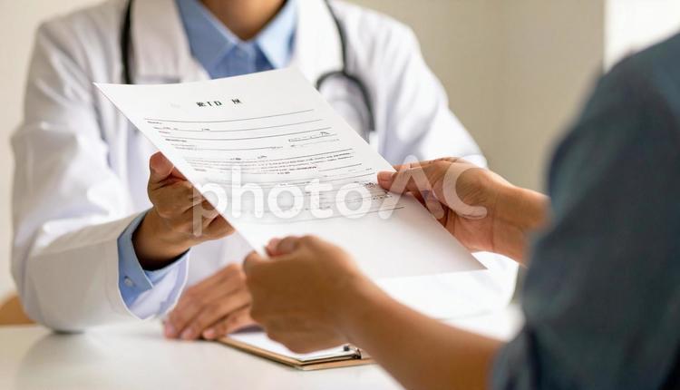 手術前に患者に手術同意書を渡す医師 手術前,手術同意書,契約の写真素材