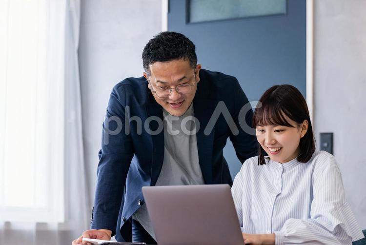 ミーティングをする男女のビジネスマン 男性,女性,ビジネスの写真素材