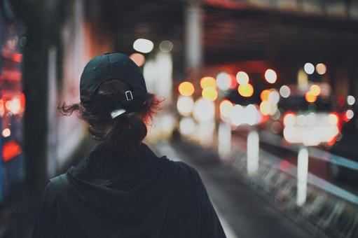 都市を歩く女性の後ろ姿 都市を歩く女性の後ろ姿 人物,女性,後ろ姿の写真素材