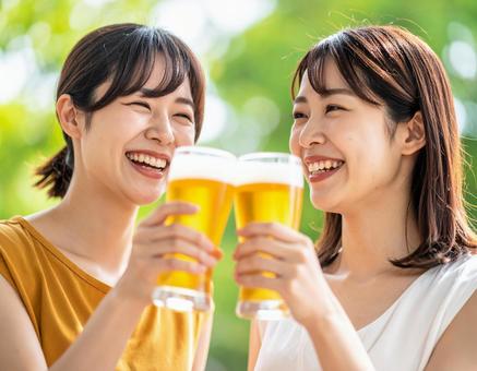 夏・ビールを楽しそうに飲む女性二人 夏・ビールを楽しそうに飲む女性二人の写真