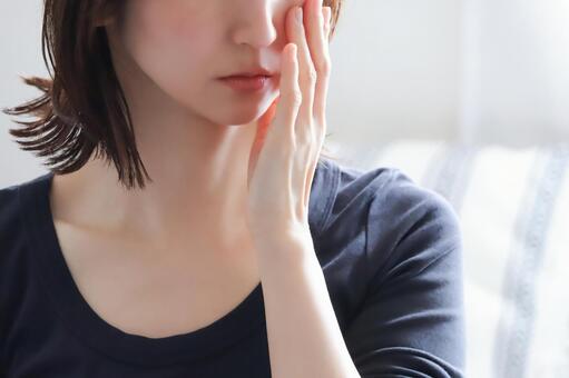 頬を押さえる女性の手元 女性,手元,顔の一部の写真素材
