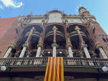 カタルーニャ音楽堂とカタルーニャ州の旗 カタルーニャ音楽堂とカタルーニャ州の旗 バルセロナ,スペイン,カタルーニャの写真素材