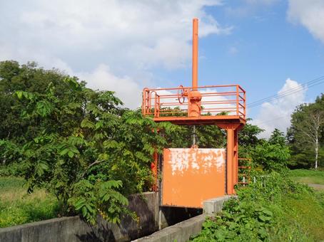 用水路の水門 用水路の水門 水門,用水路,農業の写真素材