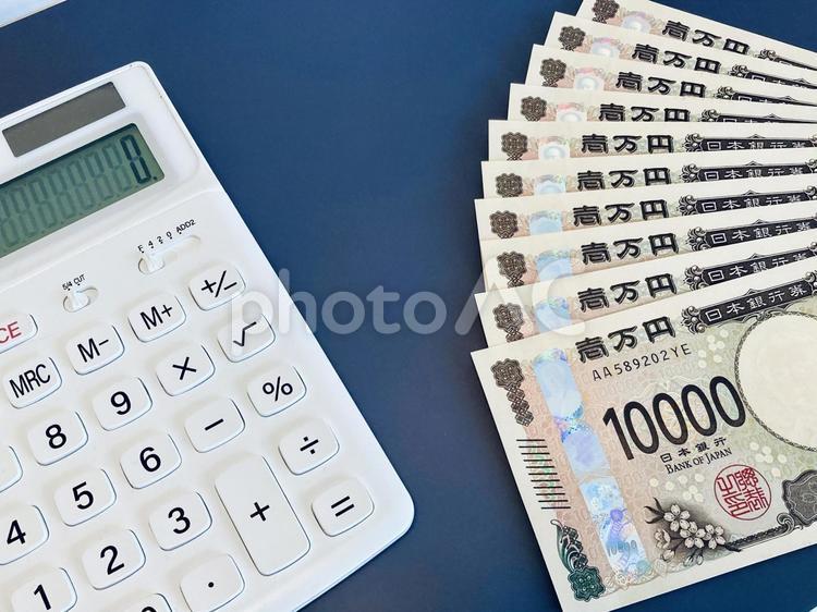白い電卓とお金 電卓,お金,マネーの写真素材