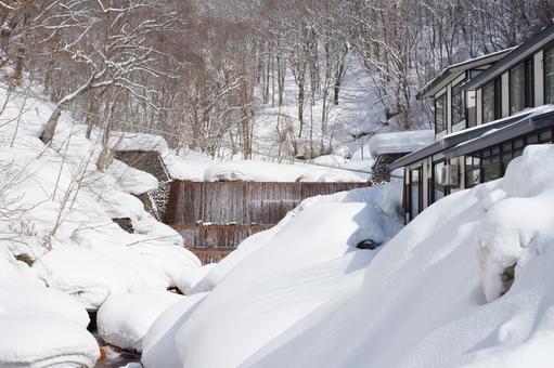 雪に埋もれた温泉街 雪に埋もれた温泉街 雪,冬,雪景色の写真素材