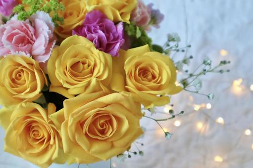 イエローローズとキラキラフェアリーライト 黄色,バラ,花の写真素材