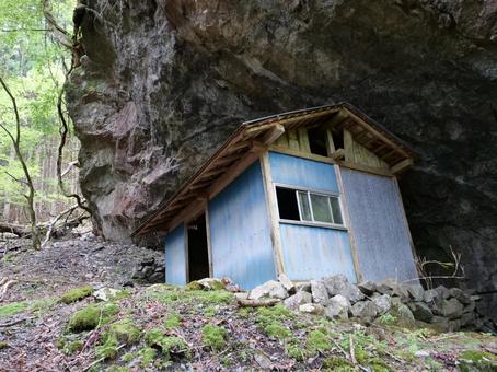 山伏の安倍の大岩と小さな小屋 山伏,早川町,静岡市の写真素材