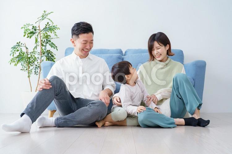 ソファでくつろぐ家族  家族,ファミリー,育児の写真素材