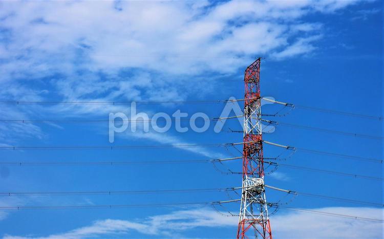 青空に起立する頑丈な赤と白の送電用鉄塔 送電用鉄塔,送電塔,送電の写真素材