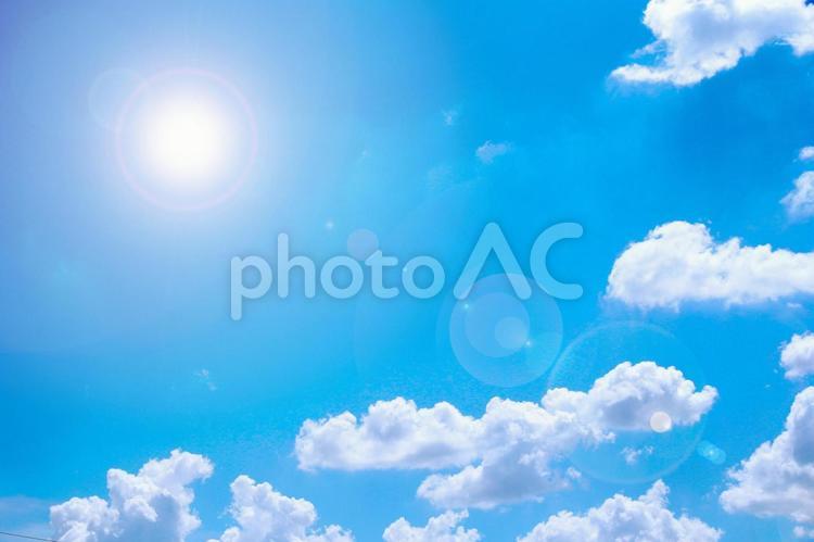太陽の光と晴れた青い空と雲のイメージ素材 空,雲,青空の写真素材