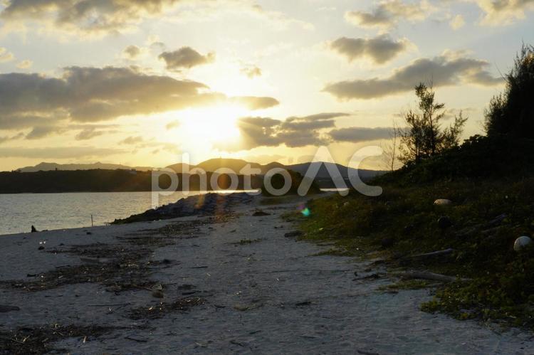 夕暮れの海 夕暮れ,海,砂浜の写真素材
