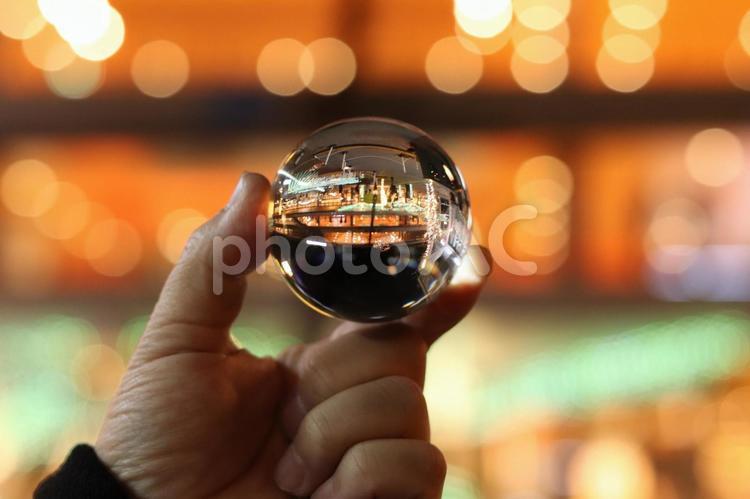 ガラス玉の中のイルミネーション2 ぼかし,ナイトライフ,ガラス製品の写真素材