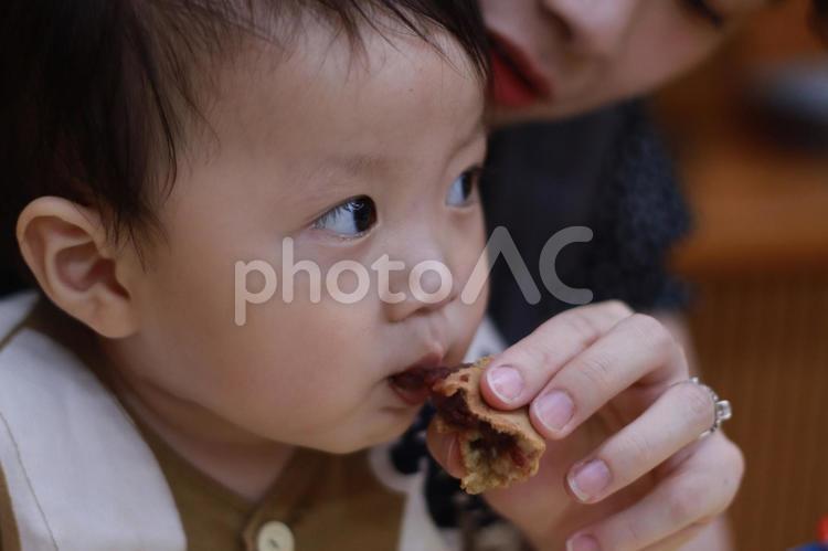 お菓子を食べる赤ちゃん 02 赤ちゃん,１歳,食べるの写真素材