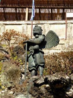 半蔵坊の岩場に立つ烏天狗の銅像その3 半蔵坊の岩場に立つ烏天狗の銅像その3 銅像,彫像,立像の写真素材