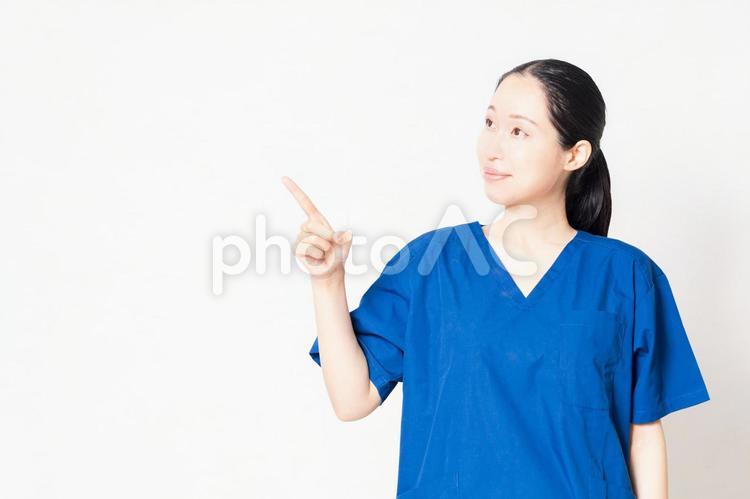 指でポイントを示す医療従事者 ポイント,医療従事者,医療の写真素材