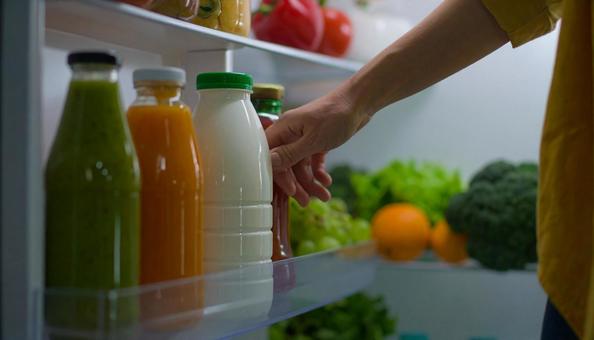 冷蔵庫を開ける日本女性の手 冷蔵庫を開ける日本女性の手の写真