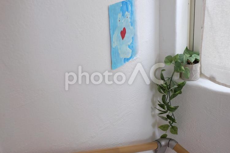 階段に飾ったクリオネの絵と観葉植物 クリオネ,妖精,日本の写真素材