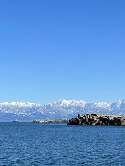 立山連峰と海 立山連峰,雪山,海の写真素材