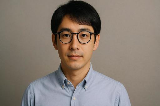 知的カジュアルな黒縁メガネの日本人男性 知的カジュアルな黒縁メガネの日本人男性の写真