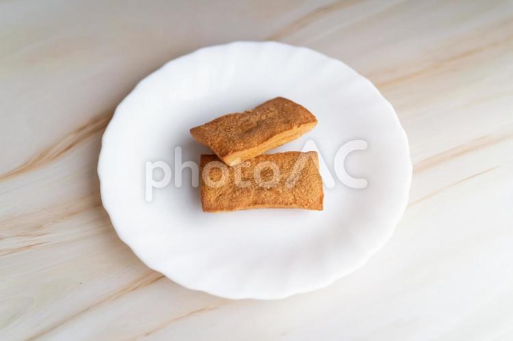 白皿に並ぶ焼き菓子二つ② 焼き菓子,お菓子,フィナンシェの写真素材