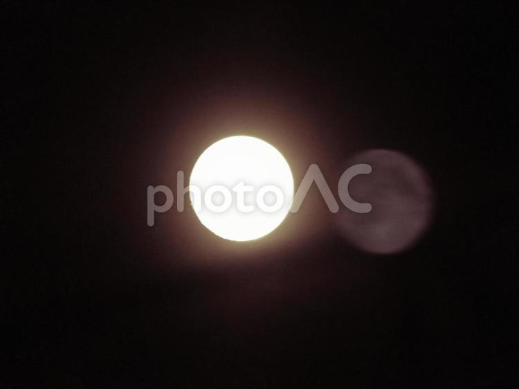 二重に見える赤い月 加工,二重,光の写真素材