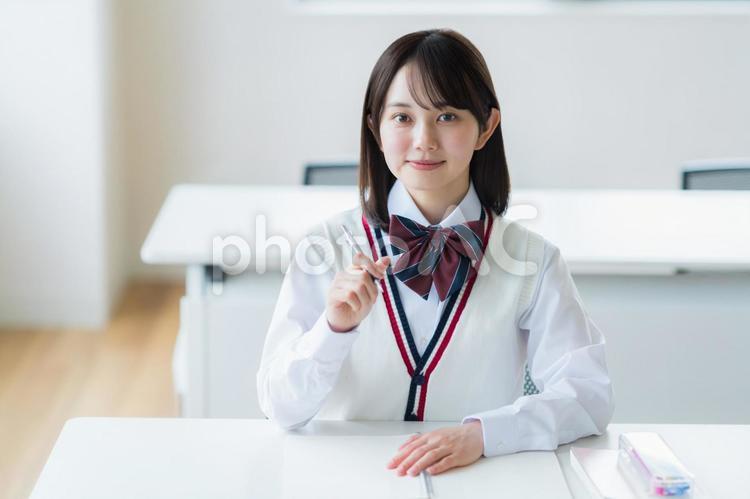 教室で勉強する学生 高校生,スマホ,笑顔の写真素材